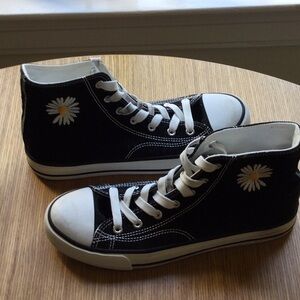 Black canvas high top shoes with daisy appliqué.    Size 8